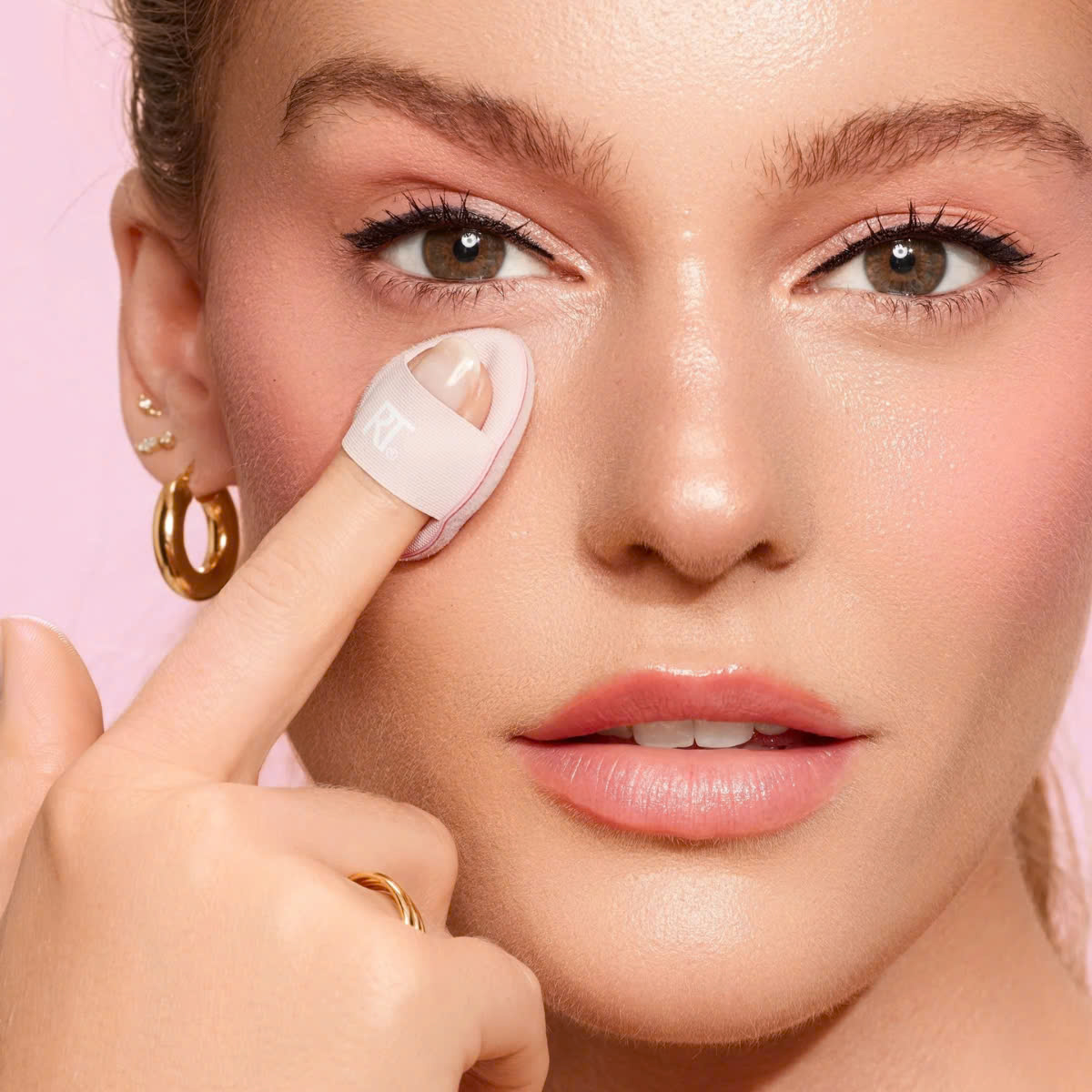 Mút Che Khuyết Điểm Mini RT REAL TECHNIQUES Concealer Puff Pink 0141